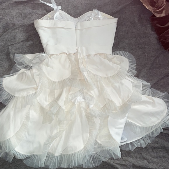 BCBG. White Silk Scalloped “Bubble Dress” Mini Dress Size 2 - Picture 2 of 5